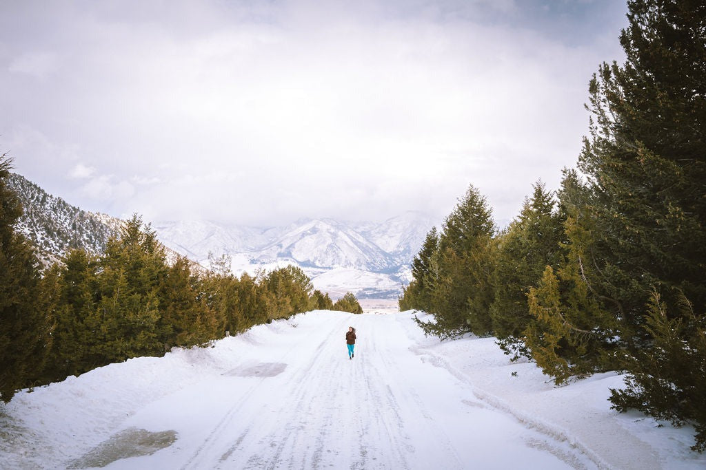 woman running throug snowy trail